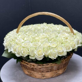 101 роза в корзине