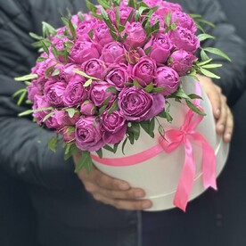 Пионовидные кустовые розы в коробке