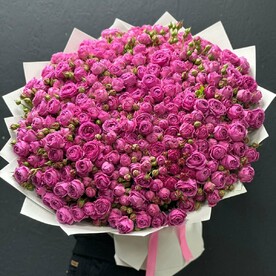 Огромный букет пионовидных кустовых роз