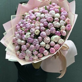 Огромный букет нежных пионов