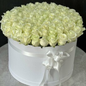 Белые розы в белой коробке