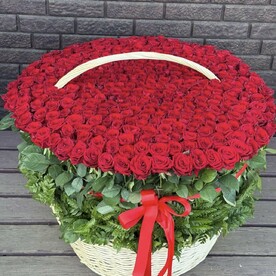 Огромная корзина с розами
