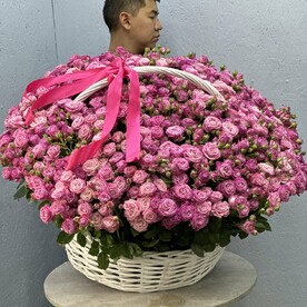 Большая корзина с пионовидный и кустовыми розами