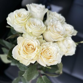 9 белых роз в ленту