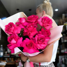 Малиновые французские розы