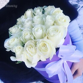 Шляпная коробочка с белыми розочками