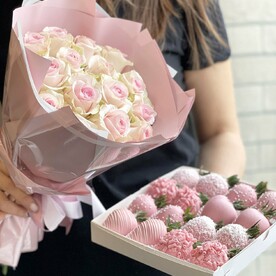 Дуо набор с розами и клубникой в шоколаде М