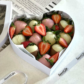 Клубника в шоколаде "Сердце ассорти S"