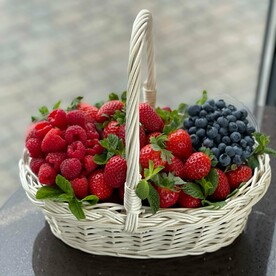 Фруктовая корзина 'Tutti Frutti Yagodka'