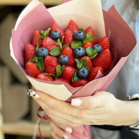 Букет из ягоды Клубничный S