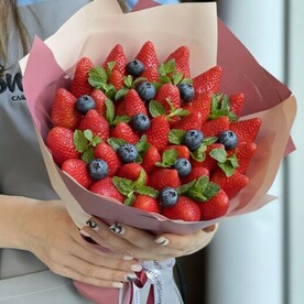 Букет из ягоды Клубничный M