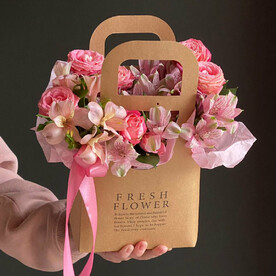 Сумочка с альстромерией