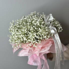 Композиция из гипсофилы в шляпной коробке