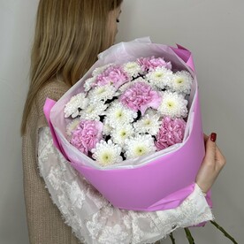 Букет из кустовых хризантем и диантусов