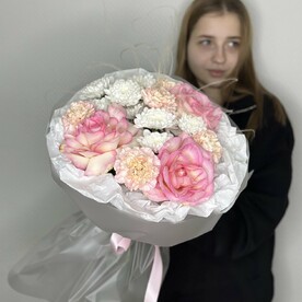 Букет с французской розой ,хризантемой и диантусами №3