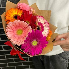 Букет из 9 Гербер микс в крафте