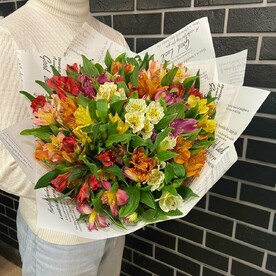 Букет из 25 альстромерий микс в дизайнерской упаковке
