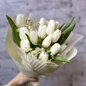 Белые тюльпаны с ромашками