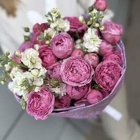 Пионовидные розы и матиолла