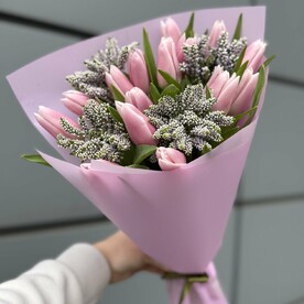 Розовые тюльпаны и экзотическая вероника