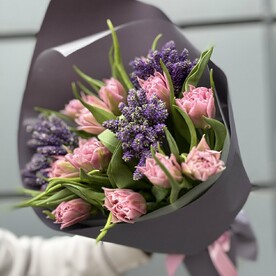 Розовые Пионовидные тюльпаны и пушистая вероника