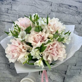 Французские розы и альстромерия