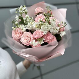 Пионовидные розы и ароматная матиолла