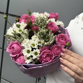 Яркие Пионовидные розы с Вероникой и Сантини