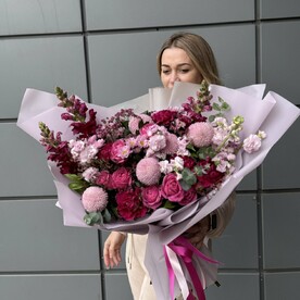 Пионовидные розы, Матиолла и Антипину в авторском букете «Фуксия»