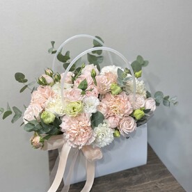 Пионовидные розы, диантусы и эустома в ароматной композиции «Нежность»