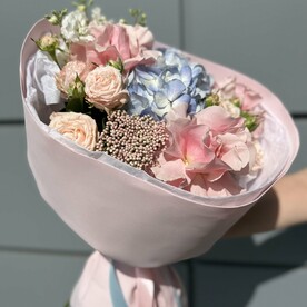 Гортензия, розы и маттиола в стильном букете «Гармония»