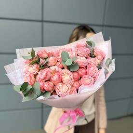 Персиковые Пионовидные розы с эвкалиптом