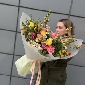 Весенний букет с первоцветами и цветущими веточками форзиции