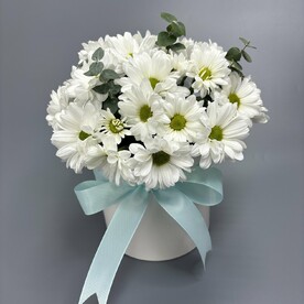 Шляпная коробка с хризантемами и эвкалиптом