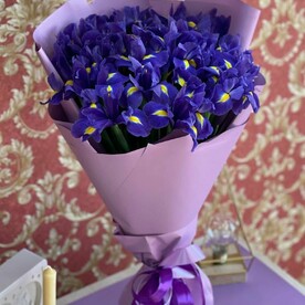 Яркий весенний букет из Ирисов 25 шт.