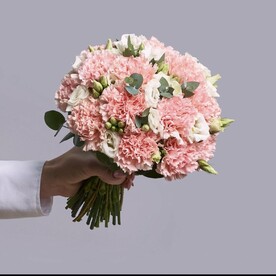 Букет невесты с розовым диантусом,эустомой и эвкалиптом