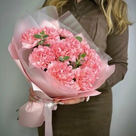 Букет с воздушным диантусом  и ароматным эвкалиптом