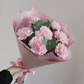 Букет с нежным диантусом и ароматным эвкалиптом