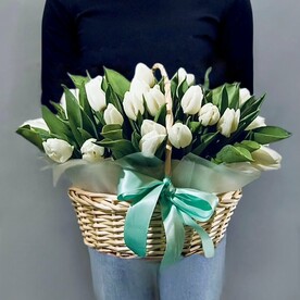 Корзина с белыми тюльпанами