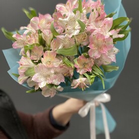 Комплимент из стойкой альстромерии #43