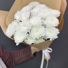 Букет хризантем в крафтовой упаковке 222