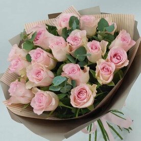 Нежно нежно розовые розы с эвкалиптом