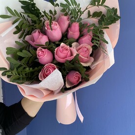 Букет розовых роз с зеленью