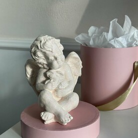 Ангел-мальчик в шляпной коробке