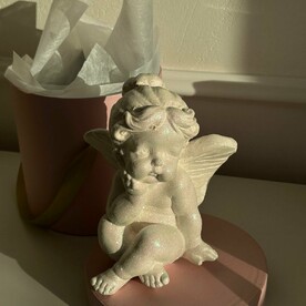 Ангел-девочка в шляпной коробке