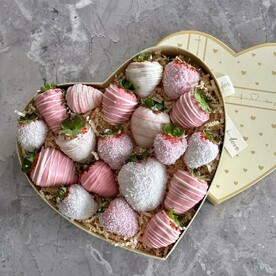 Коробка клубники в шоколаде "Навсегда в сердце"