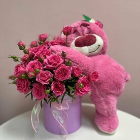 Цветочная композиция с мягким медведем