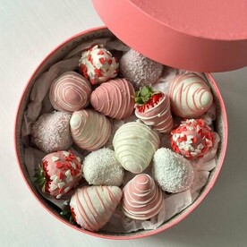 Клубника в шоколаде в квадратной коробке "Шарм" 450 гр