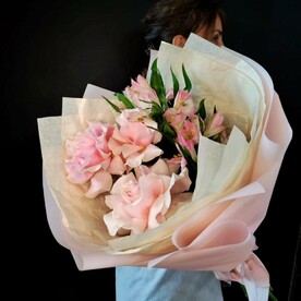 Букет "Кружево S" с французской розой и альстромерией