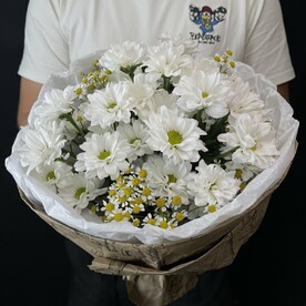 Букет ромашковидных хризантем «Полянка»